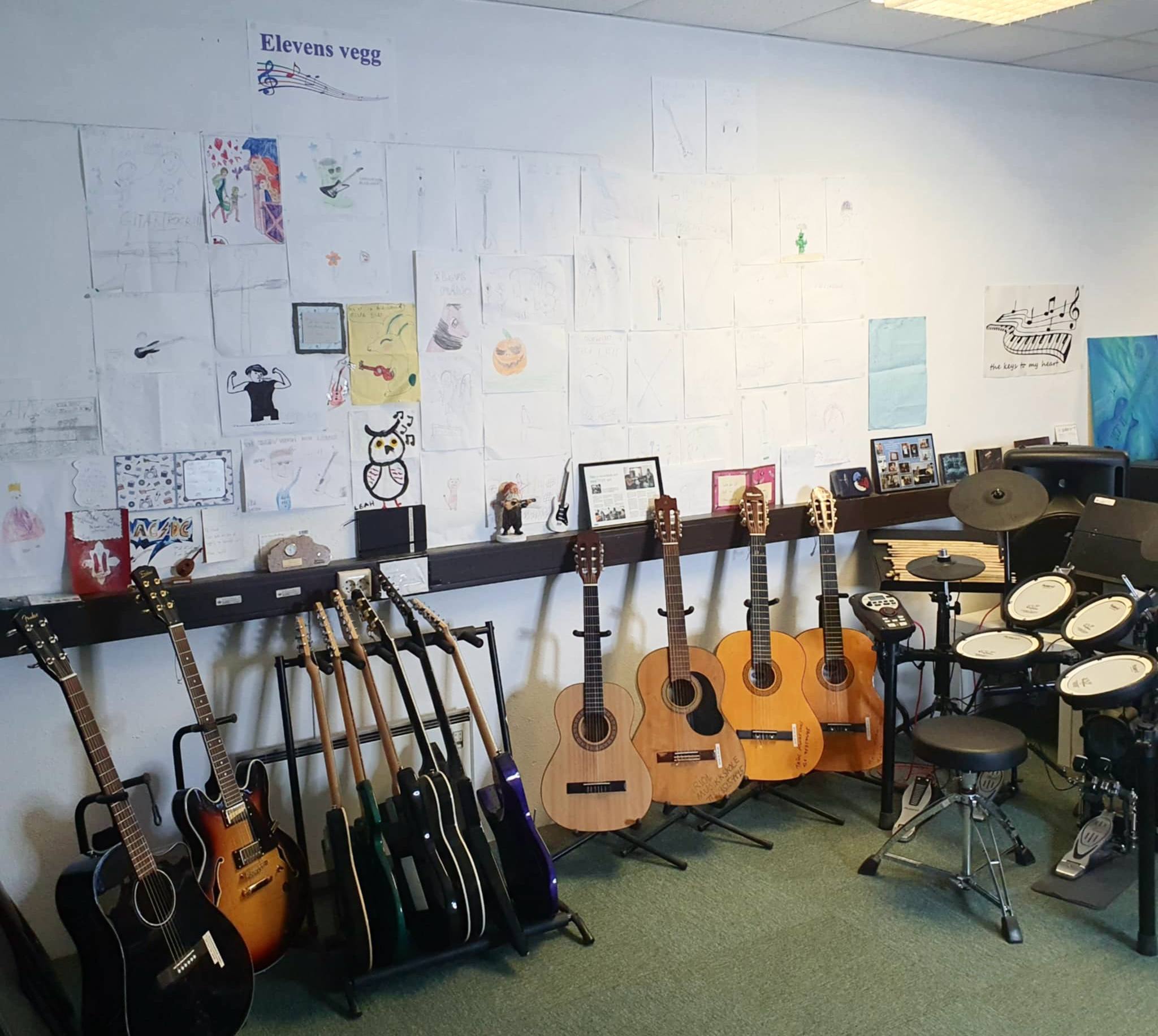 elevens vegg gitar og trommer